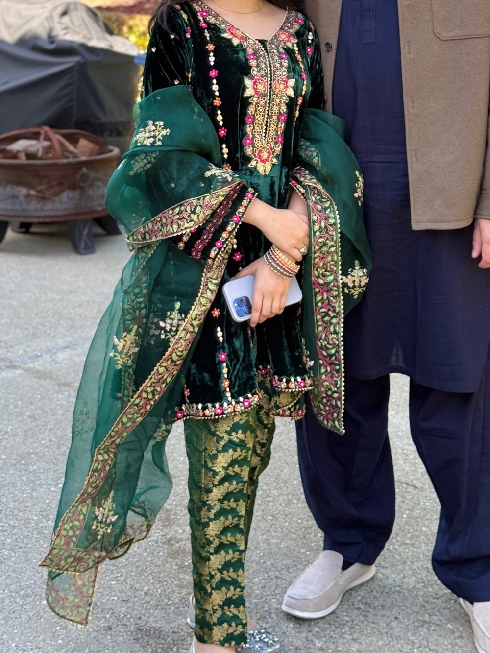 Ansab Jahangir Velvet Emerald Green 3 piece - Picture 4 of 4